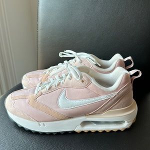 Nike Air Max Dawn Size 7.5 Women